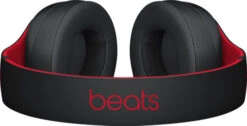 Beats Studio3 Wireless Zwart/Rood + Bluebuilt Oplader 25 Beats Studio3 Wireless Zwart/Rood + Bluebuilt Oplader -Aelta Winkel 1047134 1