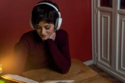 Sennheiser HD450BT Wit + BlueBuilt Quick Charge Oplader Met Usb A Poort 18W Zwart -Aelta Winkel 1352147