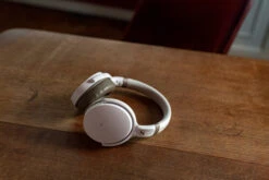 Sennheiser HD450BT Wit + BlueBuilt Quick Charge Oplader Met Usb A Poort 18W Zwart -Aelta Winkel 1352152