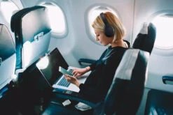 Philips TAH8506 Zwart + BlueBuilt Quick Charge Oplader Met Usb A Poort 18W Zwart -Aelta Winkel 1795712 1