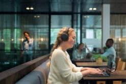 Philips TAH8506 Zwart + BlueBuilt Quick Charge Oplader Met Usb A Poort 18W Zwart -Aelta Winkel 1795714 1