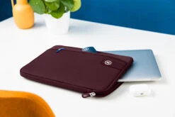 BlueBuilt 17 Inch Laptophoes Breedte 38,5 Cm - 39,5 Cm Rood 20 BlueBuilt 17 Inch Laptophoes Breedte 38,5 Cm - 39,5 Cm Rood -Aelta Winkel 1881587