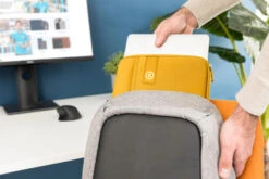 BlueBuilt 12 Inch Laptophoes Breedte 28,5 Cm - 29,5 Cm Geel -Aelta Winkel 1881616