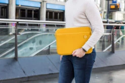 BlueBuilt Laptophoes Voor Apple MacBook Pro 16 Inch Geel -Aelta Winkel 1881680