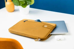 BlueBuilt 17 Inch Laptophoes Breedte 38,5 Cm - 39,5 Cm Geel -Aelta Winkel 1881714