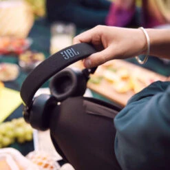 JBL Live 670NC Zwart + BlueBuilt Quick Charge Oplader Met Usb A Poort 18W Zwart 23 JBL Live 670NC Zwart + BlueBuilt Quick Charge Oplader Met Usb A Poort 18W Zwart -Aelta Winkel 1962420 1