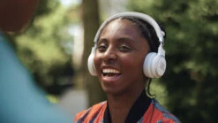 JBL Live 670NC Wit + BlueBuilt Quick Charge Oplader Met Usb A Poort 18W Zwart -Aelta Winkel 1962433